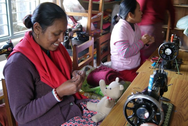 Artigiane di Children Nepal che realizzano giocattoli di stoffa a mano