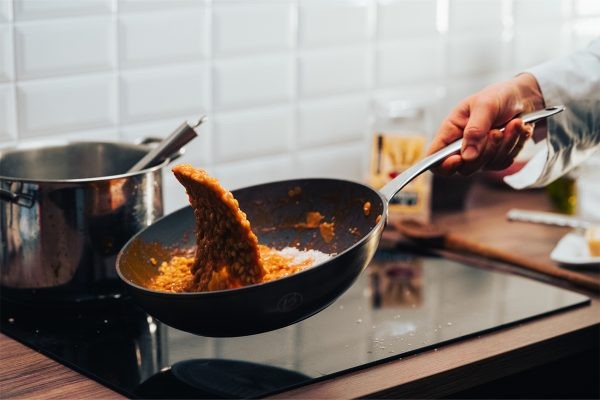 FUS07880 completa la preparazione mantecando l'orzo al pomodoro