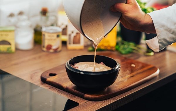 La marinatura ricopre il pollo del Chicken Tikka Masala equosolidale