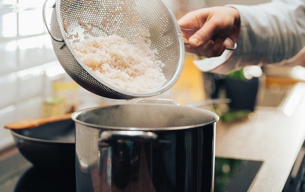 Riso basmati Altromercato scolato per completare il Chicken Tikka Masala