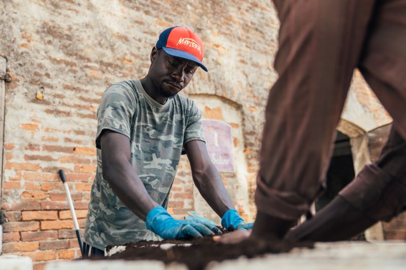 Ragazzi richiedenti asilo occupati nell'azienda agricola Le Saline