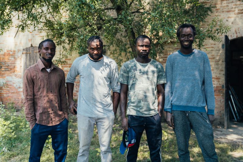 Ragazzi che trovano integrazione e lavoro nell'azienda agricola Le Saline