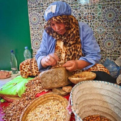 Donna berbera produttrice di olio di Argan