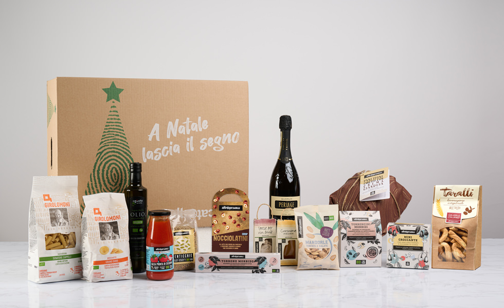 Lavorazione pomodoro - ragazza che ride